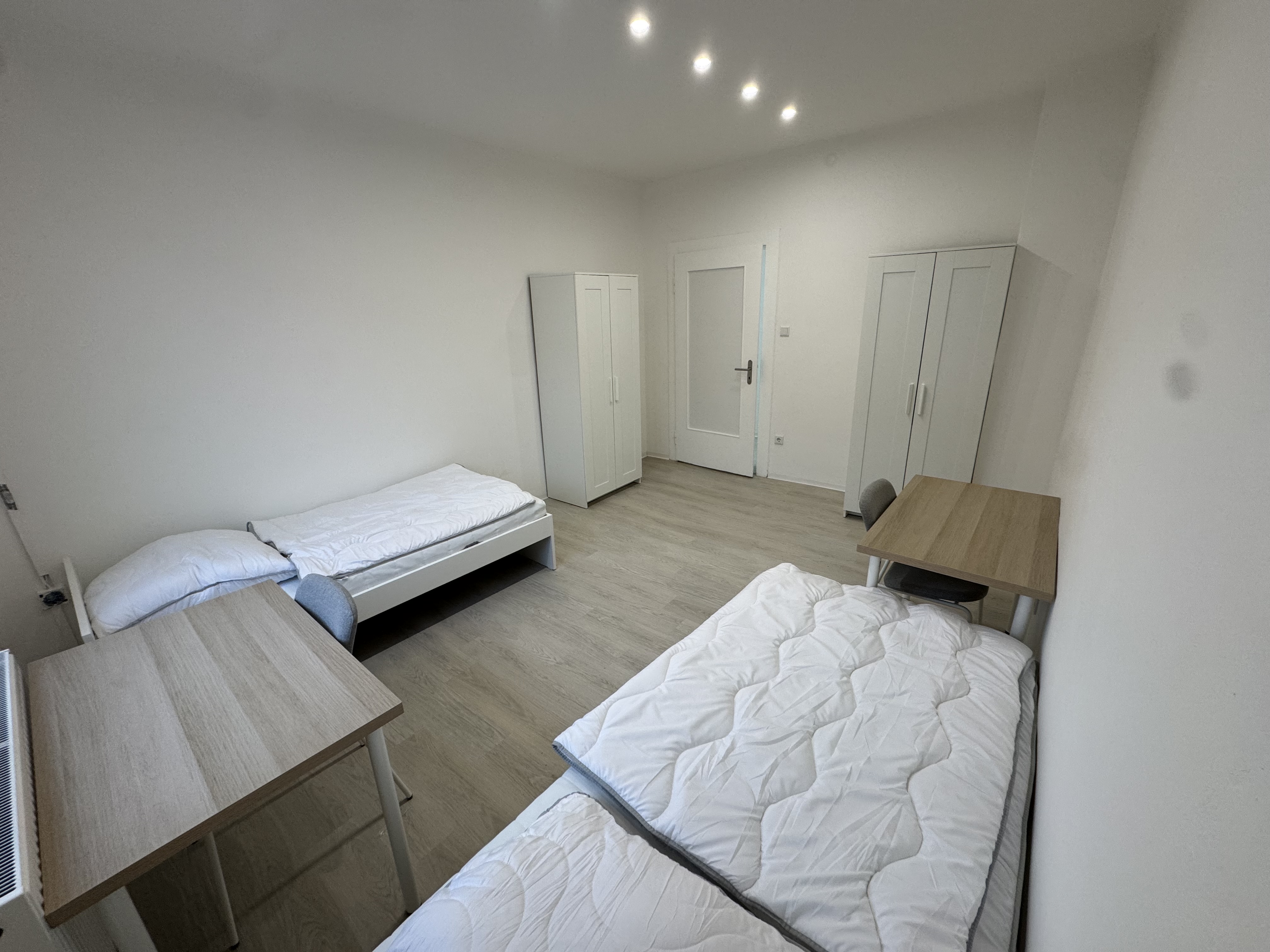 Schlafzimmer mit Schreibtisch